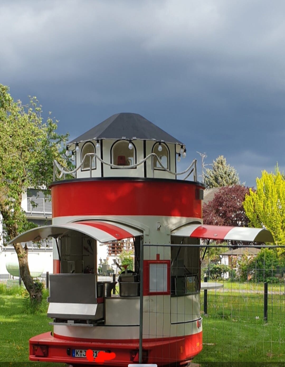 Das Leuchttürmchen tagsüber – die mobile Imbissbude im rot-weiß gestreiften Leuchtturm-Design