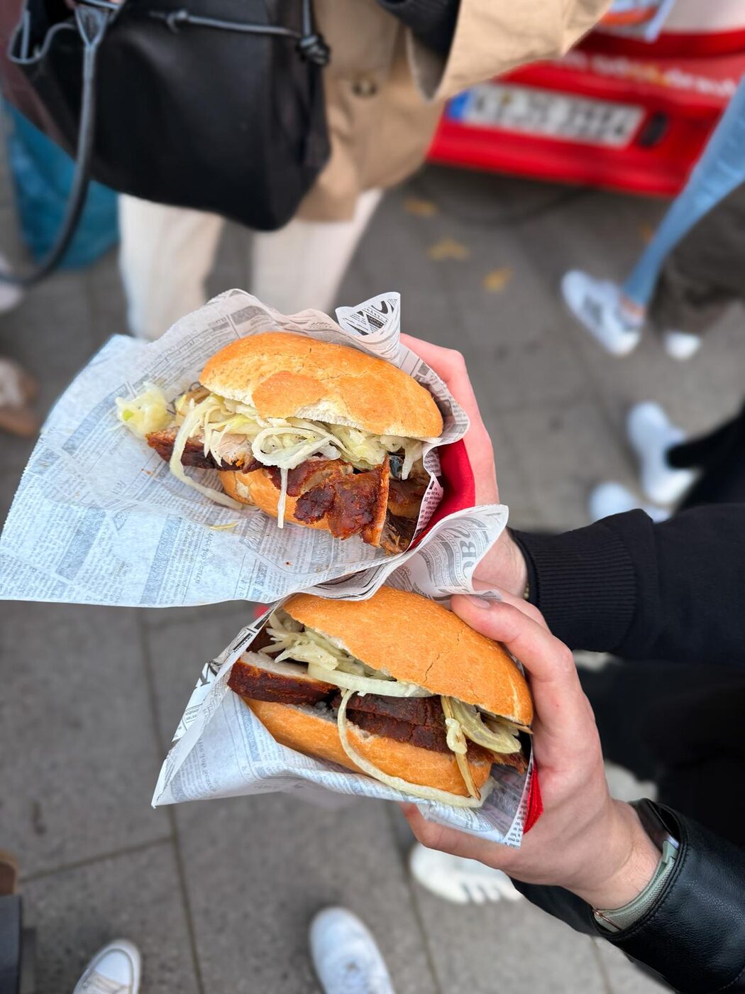 Frisch belegtes Spießbraten-Brötchen mit Krautsalat vom Leuchttürmchen